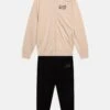 EA7 Emporio Armani Tuta Sportiva SetGiacca SportivaSand/Black Bambini Tute E Set EA724D00B-B11 1 EA7 Emporio Armani Tuta Sportiva SetGiacca SportivaSand/Black Bambini Tute E Set EA724D00B-B11 -DeFacto Italia 2025 0479f46d665146cebd1739a776d2a384