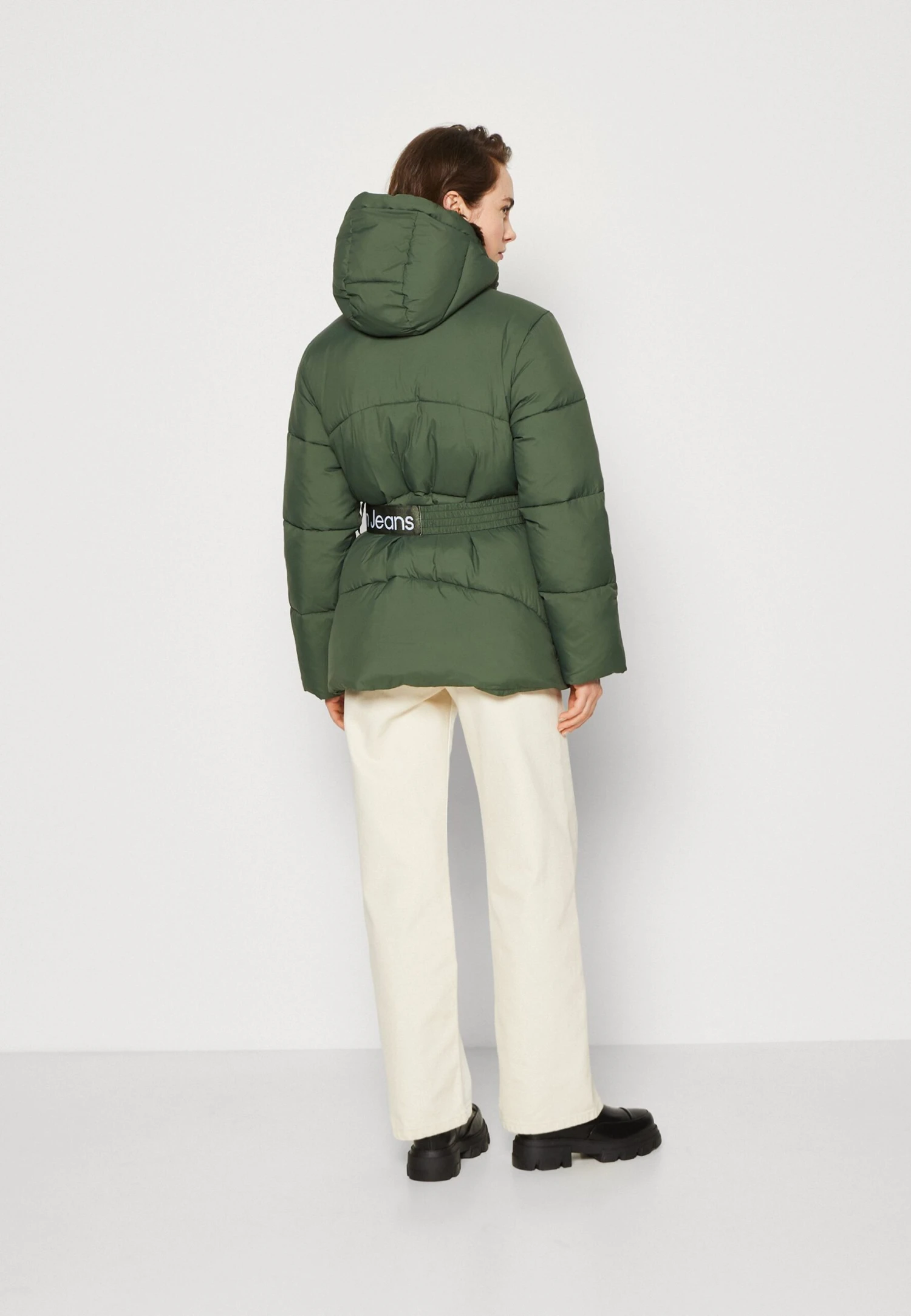 Calvin Klein Jeans Logo Belt Short PufferCappotto InvernaleThyme Donna Cappotti C1821U06E-N11 5 Calvin Klein Jeans Logo Belt Short PufferCappotto InvernaleThyme Donna Cappotti C1821U06E-N11 - immagine 3