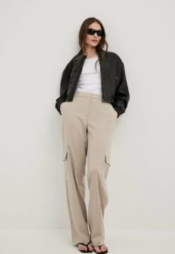 NA-KD Pantaloni Cargo - Beige -DeFacto Italia 2025 137c70ce67a04314af8d023522743ec4