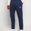 Nike Sportswear Club PantPantaloni SportiviMidnight Navy Uomo Pantaloni Sportivi E Joggers NI122E075-K11 -DeFacto Italia 2025 24d102ff959e466687bcde3b2a70ac31