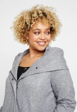 ONLY CARMAKOMA Carsedona Light CoatCappotto CortoLight Grey Melange Donna Cappotti ONA21U00P-C11 -DeFacto Italia 2025 2619d1e03b7345c880400a16b103dbe1