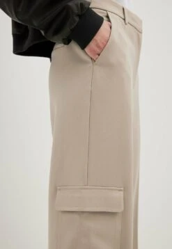 NA-KD Pantaloni Cargo - Beige -DeFacto Italia 2025 284c44d79cc0414a8965ac219f5efa53