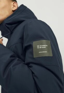 Jack & Jones Parka Cappotto InvernaleNavy Blazer Uomo Cappotti JA222T1KB-K11 13 Jack & Jones Parka Cappotto InvernaleNavy Blazer Uomo Cappotti JA222T1KB-K11 -DeFacto Italia 2025 3d68c0db9c2649139d64e530c44ae562