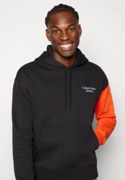 Calvin Klein Jeans Stacked Colorblock HoodieFelpa Con CappuccioBlack/Coral Orange Uomo Maglieria E Felpe C1822S0AT-Q11 -DeFacto Italia 2025 53eb8ab0192049ec8887a710620559af