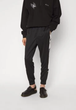 Nike Sportswear Air Jogger PkPantaloni SportiviBlack/Summit White Uomo Pantaloni NI122E0H1-Q11 -DeFacto Italia 2025 5b372ec9246946f39668a6d20077dbb4