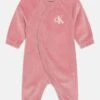 Calvin Klein Jeans Baby UnisexTuta JumpsuitFoxglove Bambini Tute E Set C1886A00A-J11 -DeFacto Italia 2025 5baa8c5323c5464cb10b0076c8b6748b