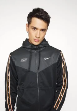 Nike Sportswear M Nsw Repeat Sw Pk Fz Giacca SportivaBlack/Dark Smoke Grey/White Uomo Pantaloni Sportivi E Joggers NI122T098-Q11 -DeFacto Italia 2025 6efcd450a9be44f09d475c8615afacad