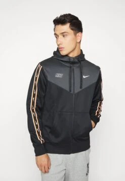 Nike Sportswear M Nsw Repeat Sw Pk Fz Giacca SportivaBlack/Dark Smoke Grey/White Uomo Pantaloni Sportivi E Joggers NI122T098-Q11 -DeFacto Italia 2025 6fa847c31a5d47dabae25ca64e5083dd