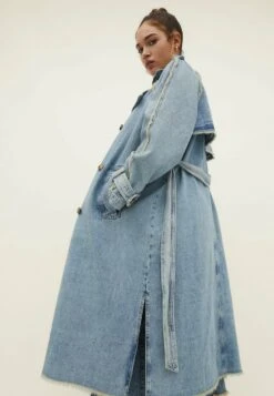 Stradivarius FrayedTrenchDirty Denim Donna Cappotti STH21U0JU-K11 -DeFacto Italia 2025 707dafc634db4010b2f1550c6f45d89a