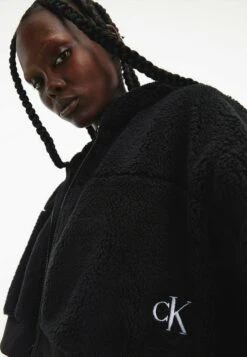Calvin Klein Jeans Cropped Sherpa Giacca In PileBlack Donna Felpe C1821J0CH-Q11 -DeFacto Italia 2025 708a0f799c51434aa9b024190e301f93
