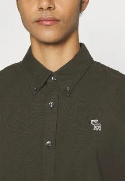 Abercrombie & Fitch Icon Easy Colors - Camicia - Olive Solid 11 Abercrombie & Fitch Icon Easy Colors - Camicia - Olive Solid -DeFacto Italia 2025 9191650a9916456f8aad9a78e7163836