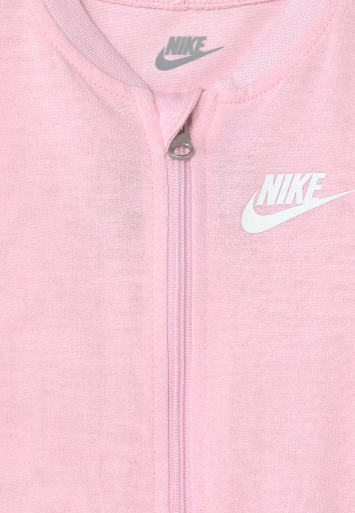 Nike Sportswear Nike Baby Footed Coverall And Bib Unisex SetTuta JumpsuitPink Foam Bambini Tute E Set NI126D06V-J11 5 Nike Sportswear Nike Baby Footed Coverall And Bib Unisex SetTuta JumpsuitPink Foam Bambini Tute E Set NI126D06V-J11 - immagine 3