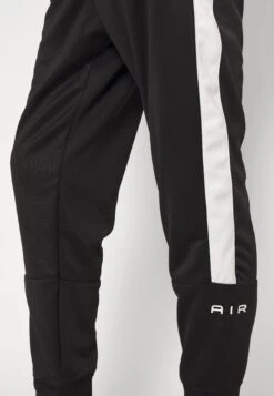 Nike Sportswear Air Jogger PkPantaloni SportiviBlack/Summit White Uomo Pantaloni NI122E0H1-Q11 -DeFacto Italia 2025 95f0591866884147a565c975c7696315