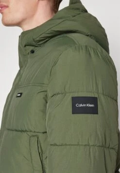 Calvin Klein PufferCappotto InvernaleThyme Uomo Cappotti 6CA22T089-M11 -DeFacto Italia 2025 97433f7b9f874f7ca946db0660faec39