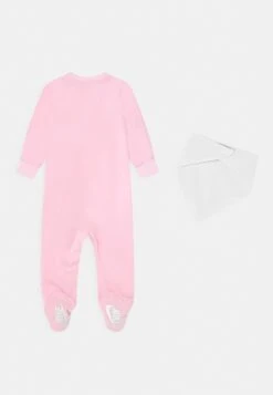 Nike Sportswear Nike Baby Footed Coverall And Bib Unisex SetTuta JumpsuitPink Foam Bambini Tute E Set NI126D06V-J11 6 Nike Sportswear Nike Baby Footed Coverall And Bib Unisex SetTuta JumpsuitPink Foam Bambini Tute E Set NI126D06V-J11 -DeFacto Italia 2025 99ba241c0f2446569274a87abfad6a04