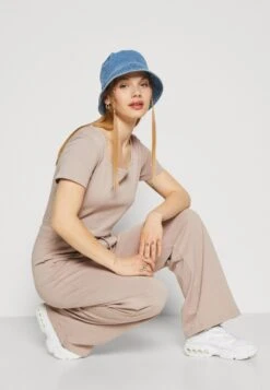 Nike Sportswear Tuta JumpsuitDiffused Taupe/White Donna Tute Jumpsuit NI121T00N-B11 -DeFacto Italia 2025 99dbc90c00a3498b820ffb0f5477810f