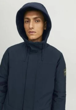 Jack & Jones Parka Cappotto InvernaleNavy Blazer Uomo Cappotti JA222T1KB-K11 12 Jack & Jones Parka Cappotto InvernaleNavy Blazer Uomo Cappotti JA222T1KB-K11 -DeFacto Italia 2025 a0e6fde082274e61a8bb0358998a3c67