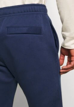 Nike Sportswear Club PantPantaloni SportiviMidnight Navy Uomo Pantaloni Sportivi E Joggers NI122E075-K11 -DeFacto Italia 2025 ac68a69a5bfd47f884e0975ac5bef461
