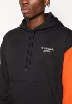 Calvin Klein Jeans Stacked Colorblock HoodieFelpa Con CappuccioBlack/Coral Orange Uomo Maglieria E Felpe C1822S0AT-Q11 -DeFacto Italia 2025 b13433d5373b43c18a80f65e5a97c129