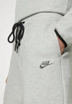 Nike Sportswear M TchPantaloni SportiviGrey Heather Uomo Pantaloni NI122F095-C11 -DeFacto Italia 2025 ba0f6cf6d028451fb1f1a2a2ca2d1eee