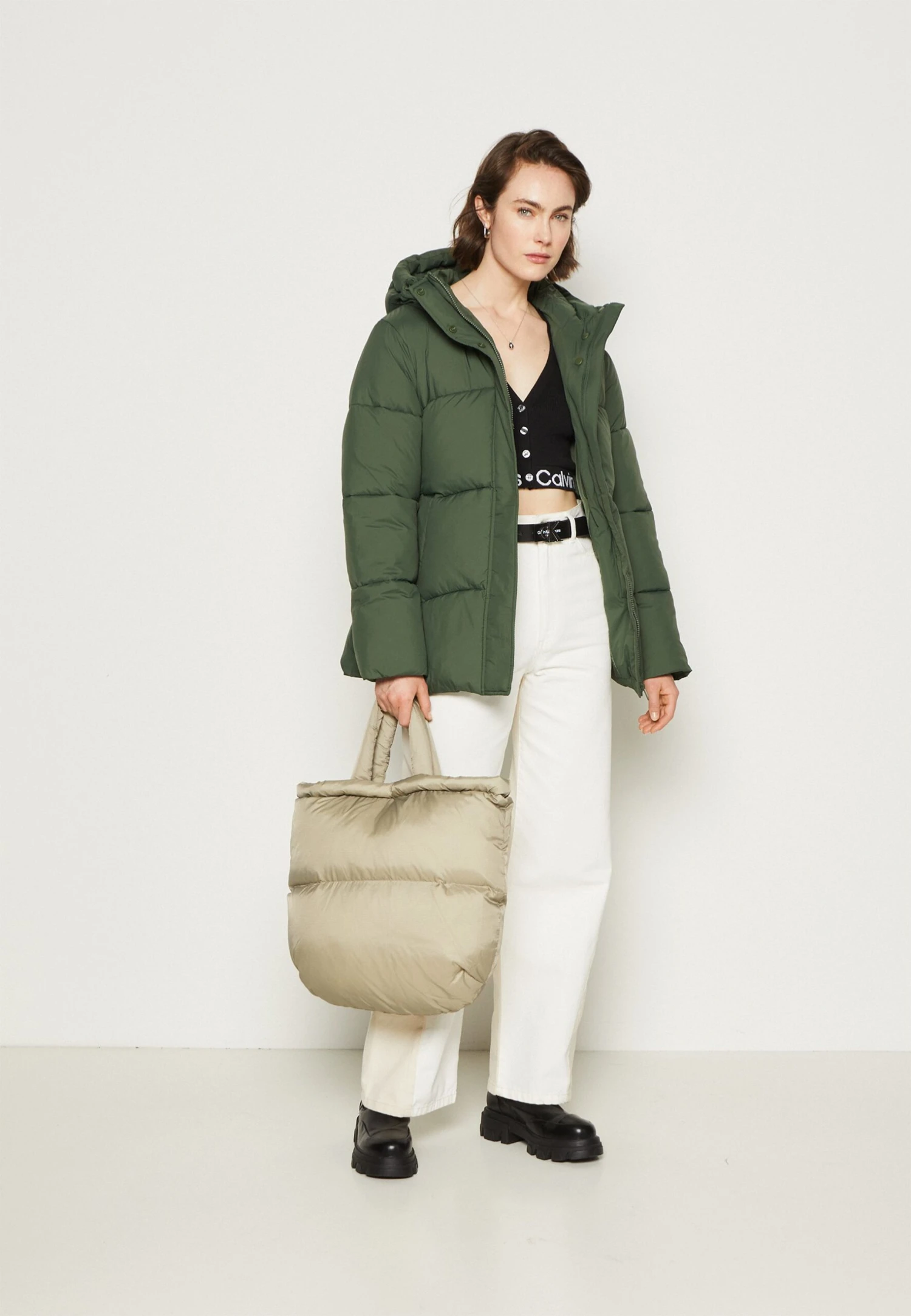 Calvin Klein Jeans Logo Belt Short PufferCappotto InvernaleThyme Donna Cappotti C1821U06E-N11 4 Calvin Klein Jeans Logo Belt Short PufferCappotto InvernaleThyme Donna Cappotti C1821U06E-N11 - immagine 2