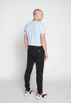Jack & Jones Jjigordon Jjshark Pantaloni SportiviBlack Uomo Pantaloni JA222E0KP-Q11 -DeFacto Italia 2025 d50072f03cec43ea94a28eaf7ce96ec2