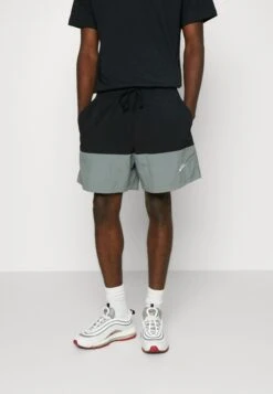 Nike Sportswear M Club Wvn CbPantaloni SportiviBlack/Smoke Grey/White Uomo Pantaloni Sportivi E Joggers NI122F090-Q11 -DeFacto Italia 2025 dfe7e7f8802e469fb725628e9d0e1766