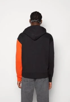 Calvin Klein Jeans Stacked Colorblock HoodieFelpa Con CappuccioBlack/Coral Orange Uomo Maglieria E Felpe C1822S0AT-Q11 -DeFacto Italia 2025 e1ea5e7e827049bf8cadb0ba448a1e61