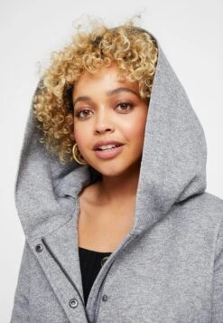 ONLY CARMAKOMA Carsedona Light CoatCappotto CortoLight Grey Melange Donna Cappotti ONA21U00P-C11 -DeFacto Italia 2025 e256ce2b135341d3be2a038303c758dc