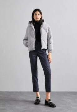 Emporio Armani PiuminoGrigio Ceramica Donna Giacche E Blazer EA821G01Y-C11 -DeFacto Italia 2025 f69c8fc6100e4fc998c990a67fe744fb