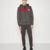 Hugo TutaCharcoal Uomo Pantaloni Sportivi E Joggers HU722S0A0-C11 -DeFacto Italia 2025 fa0ed3a71ef54f7f804e53cafa1c32a3