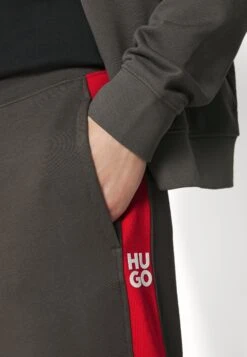 Hugo TutaCharcoal Uomo Pantaloni Sportivi E Joggers HU722S0A0-C11 -DeFacto Italia 2025 facb0c1d2c86426692b24208fbe4d3d4